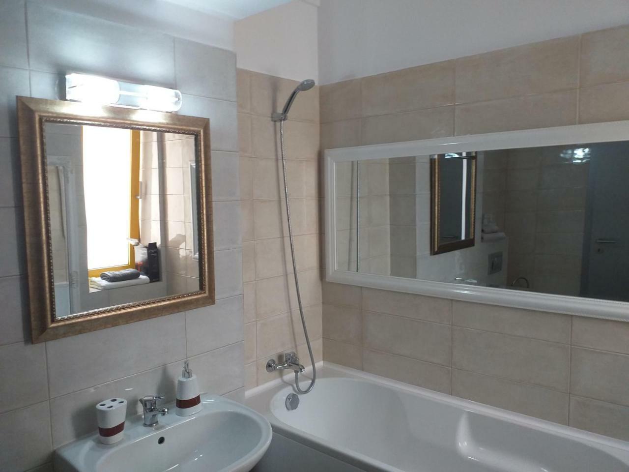Downtown "Rendez-Vous" Luxury Apartment Bacău Exterior photo