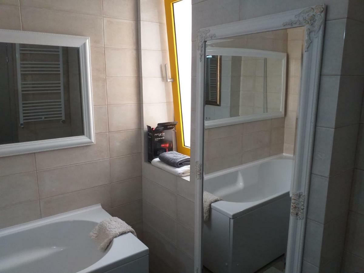 Downtown "Rendez-Vous" Luxury Apartment Bacău Exterior photo